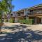 Unit 5 Rainbow Surf - Modern, double storey townhouse with large shared pool, close to beach and shop - Rainbow Beach