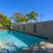 Unit 5 Rainbow Surf - Modern, double storey townhouse with large shared pool, close to beach and shop - Rainbow Beach