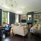 Upside house Beautiful 5 bedroom house sleeps 13 with hottub, games room and garden near Bath