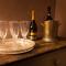 Upside house Beautiful 5 bedroom house sleeps 13 with hottub, games room and garden near Bath