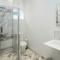 Upside house Beautiful 5 bedroom house sleeps 13 with hottub, games room and garden near Bath