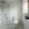 Upside house Beautiful 5 bedroom house sleeps 13 with hottub, games room and garden near Bath