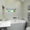 Upside house Beautiful 5 bedroom house sleeps 13 with hottub, games room and garden near Bath
