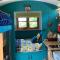Shepherds Hut with Scandinavian Hot Tub and hydromassager