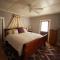Plum Crooked Poets Cottage - Walk to Town - Luxury King Bed - Near Asheville - Excellent Wi-Fi - Marshall