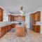 Weekend friends and fam! Media room, Hot Tub, Firepit, Sleeps 18 minutes to Asheville