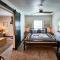 Steps from Downtown Pigeon Forge Parkway + Private Hottub and firepit - Wifi - Firefly Bungalows - Pigeon Forge