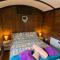 Luxury cosy carriage with electric private hot tub