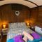 Luxury cosy carriage with electric private hot tub - Hereford