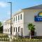 Days Inn & Suites by Wyndham Greater Tomball