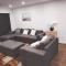 Modern and cosey 4 bedroom house walk to beach