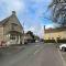 Architect Designed Cosy Cotswold Stone Cottage - Quenington