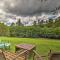Lil Red Hen Cottage in the Boone Area with Hot Tub - 西杰斐逊