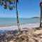 Absolute Beachfront 4 Bedroom Luxury Holiday Home - Kewarra Beach