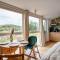 Alba - Charming boutique forest view cabin with hot tub in Ballater