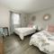Rad Retreat - Pet Friendly - King Bed - Long Term Stays
