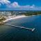 TAMPA BAY, BEACH step away, WIFI, FREE PARKING,POOLS, JACUZZI