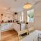 Cheerful 3 bed Grade II Central Cottage