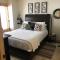 Serene Rustic Farmhouse Mountain Cottage (Sleeps 4)