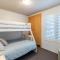 Bay Parklands, 29 2 Gowrie Avenue - views, air conditioning, Wi-Fi, Pool, tennis court and spa