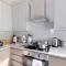 Town Center 2 bed Serviced Apartment 08 with parking, Surbiton By 360Stays - Surbiton