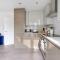Town Center 2 bed Serviced Apartment 08 with parking, Surbiton By 360Stays - Surbiton