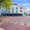 Town Center 2 bed Serviced Apartment 08 with parking, Surbiton By 360Stays - Surbiton