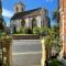 City Centre Luxury Holiday House with Outdoor Bath and Parking
