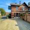 City Centre Luxury Holiday House with Outdoor Bath and Parking