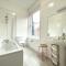 City Centre Luxury Holiday House with Outdoor Bath and Parking