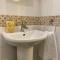 Spacious 3 bed flat a stones throw from the beach