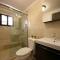 Spacious condo with private terrace & Pool - شاطئ بالم إيغل