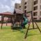 Spacious condo with private terrace & Pool - شاطئ بالم إيغل