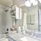 Golf Course Views and Pool Access Glendale Condo! - 格伦代尔