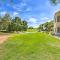 Golf Course Views and Pool Access Glendale Condo! - 格伦代尔