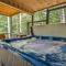 NEW Modern Cabin! 2 Large Decks, Hot Tub, Sleeps 8 - Ellijay