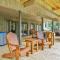 NEW Modern Cabin! 2 Large Decks, Hot Tub, Sleeps 8 - إليجاي