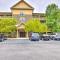 Lakefront Condo with Community Pool and Boat Dock - Talladega