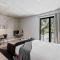 Pretty Rola 202 Modern Industrial Apt w King Bed