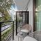 Pretty Rola 202 Modern Industrial Apt w King Bed