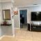 Modern 2/1 Apt near Midtown and Beaches - ميامي