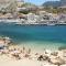 Au cœur du Parc National du Massif des Calanques, la FLIBUSTE des Goudes, Maison 2 chambres, climatisée, jardins, solarium, Jaccuzzi, proche plage, large vue mer