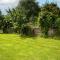 Garden Holiday Cottage by Trident Holiday Homes - Clogheen