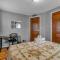Gorgeous 2 Queen Bedroom Lower Apartment in North Buffalo with Free Driveway Parking