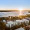 3 Bedroom Penthouse - Short Walk to Sandstone Point