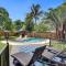 Tropical Oasis+heated Pool-4BR/KINGS/1mi to BEACH!