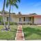 Tropical Oasis+heated Pool-4BR/KINGS/1mi to BEACH!