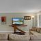 Tropical Oasis+heated Pool-4BR/KINGS/1mi to BEACH!