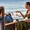 Sea Breeze Santorini Beach Resort, Curio By Hilton - 佩里沃罗