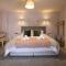 Elegant Stay At The Golden Triangle With Parking